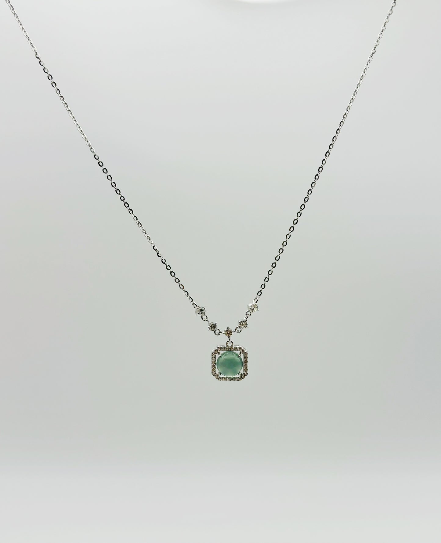 Elegante 925er Silberkette mit Jade- und Zirkonia-Anhänger