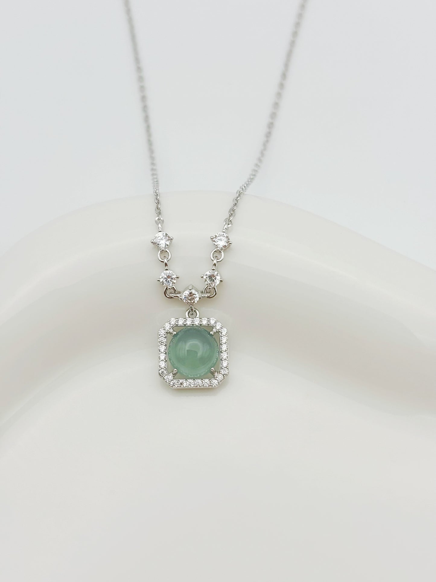 Elegante 925er Silberkette mit Jade- und Zirkonia-Anhänger