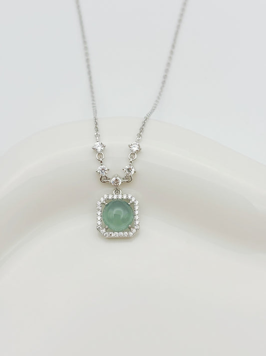 Elegante 925er Silberkette mit Jade- und Zirkonia-Anhänger