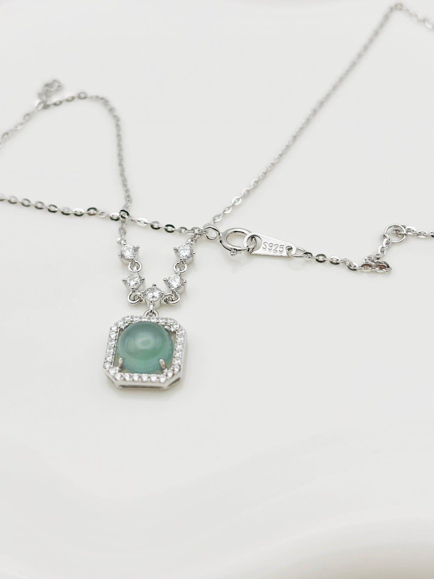 Elegante 925er Silberkette mit Jade- und Zirkonia-Anhänger