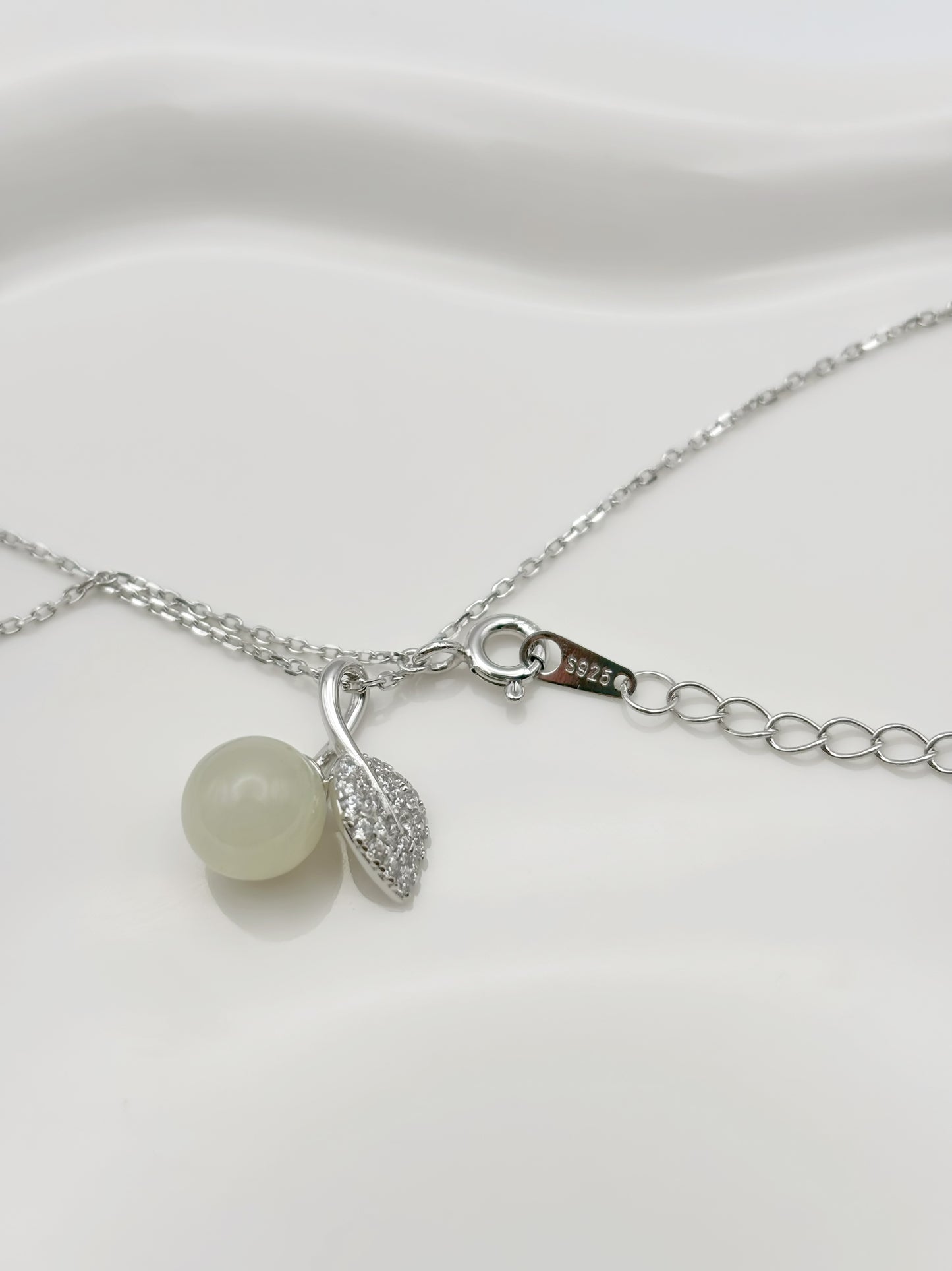 Elegante 925er Silber Halskette mit Hetian Jade Anhänger & Zirkonia | Zeitloses