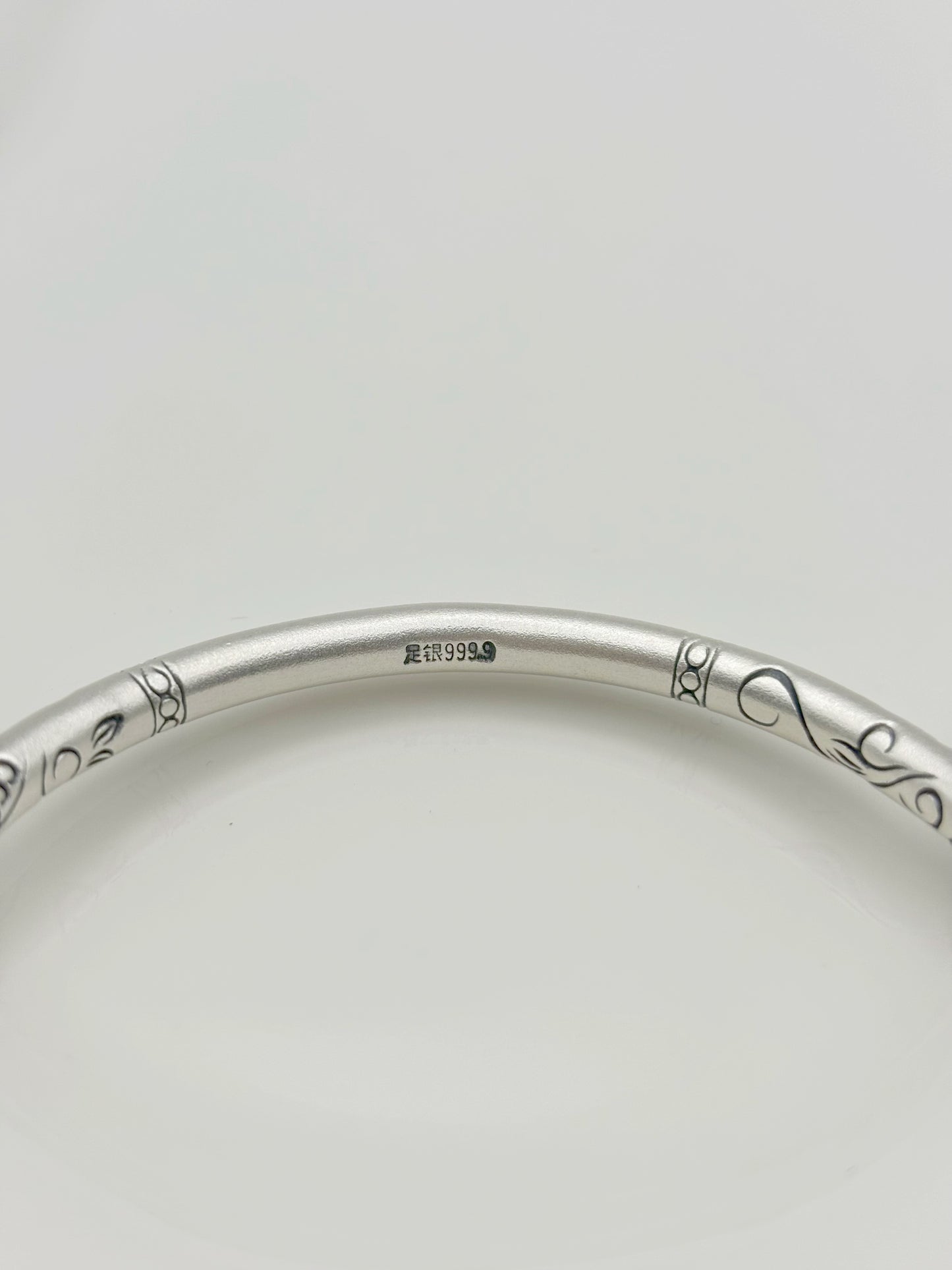 999,9 Feinsilber Armreif mit Schmetterlingsanhänger | Flexibel & Elegant