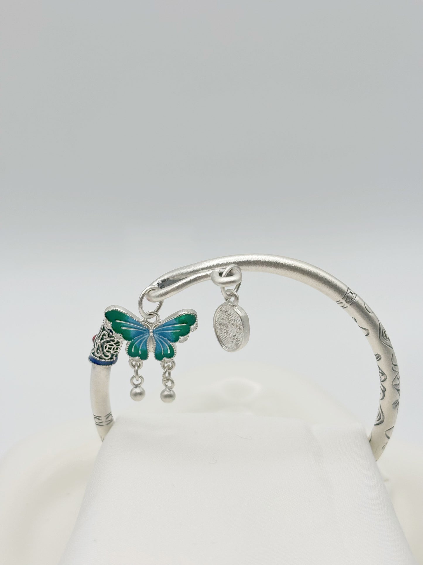 999,9 Feinsilber Armreif mit Schmetterlingsanhänger | Flexibel & Elegant