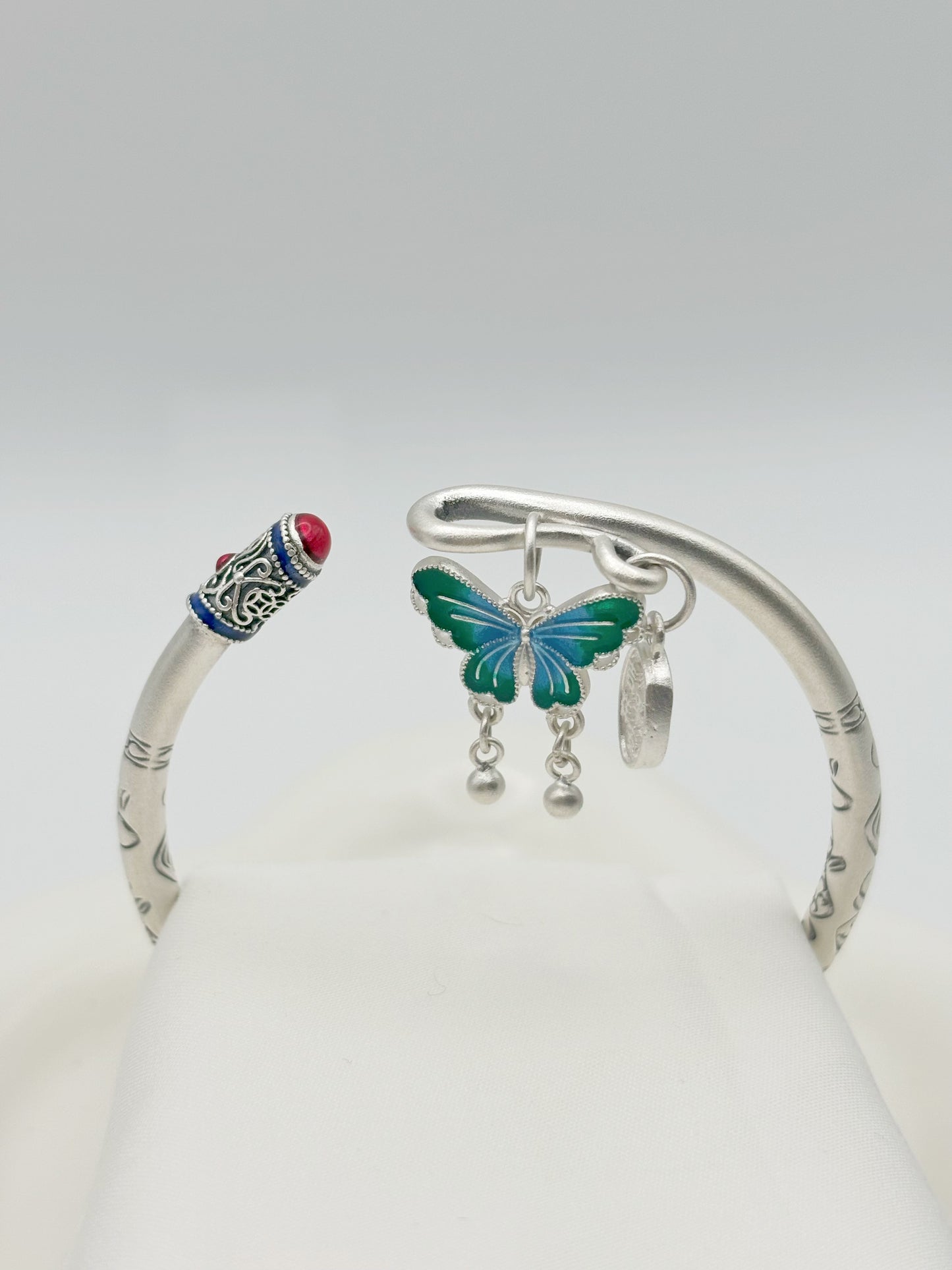 999,9 Feinsilber Armreif mit Schmetterlingsanhänger | Flexibel & Elegant