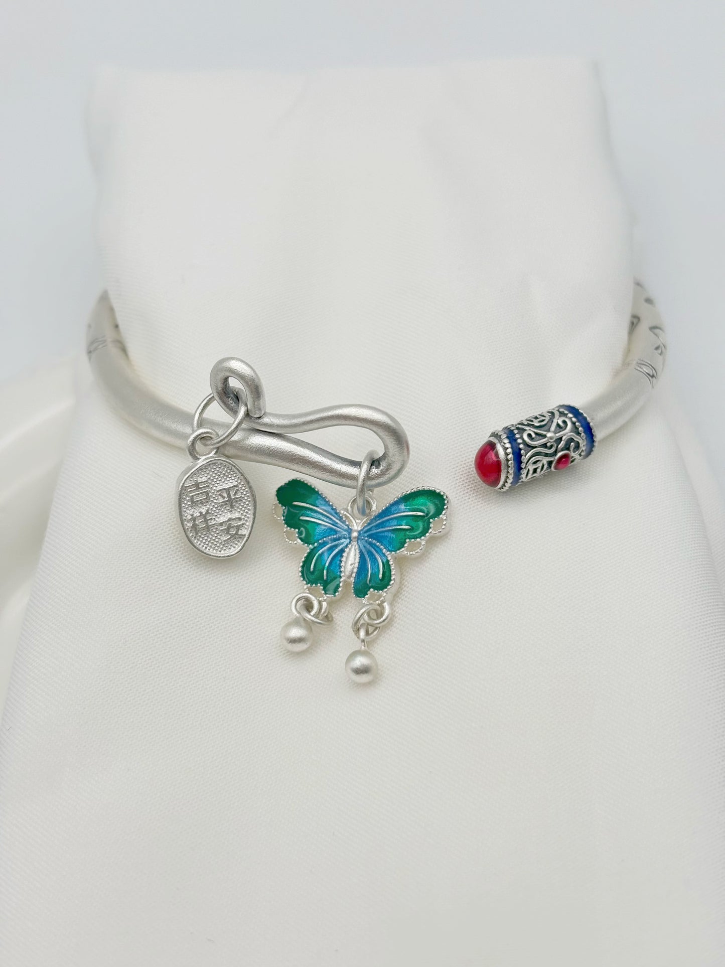 999,9 Feinsilber Armreif mit Schmetterlingsanhänger | Flexibel & Elegant