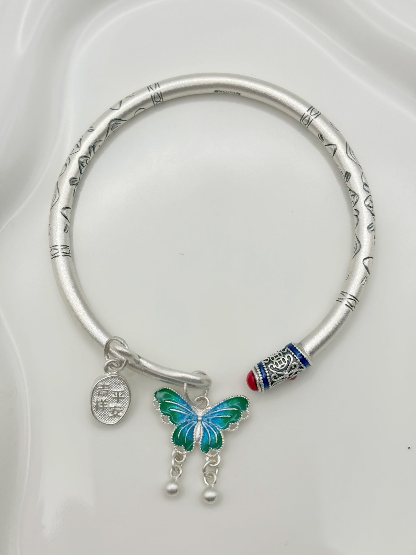 999,9 Feinsilber Armreif mit Schmetterlingsanhänger | Flexibel & Elegant
