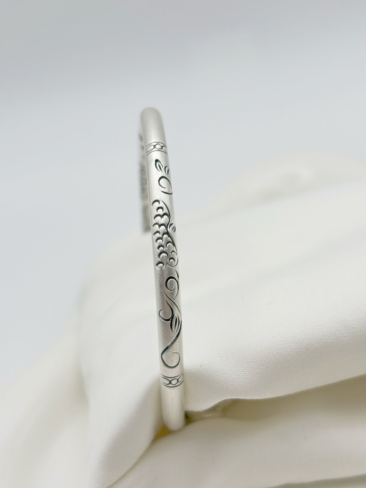 999,9 Feinsilber Armreif mit Schmetterlingsanhänger | Flexibel & Elegant