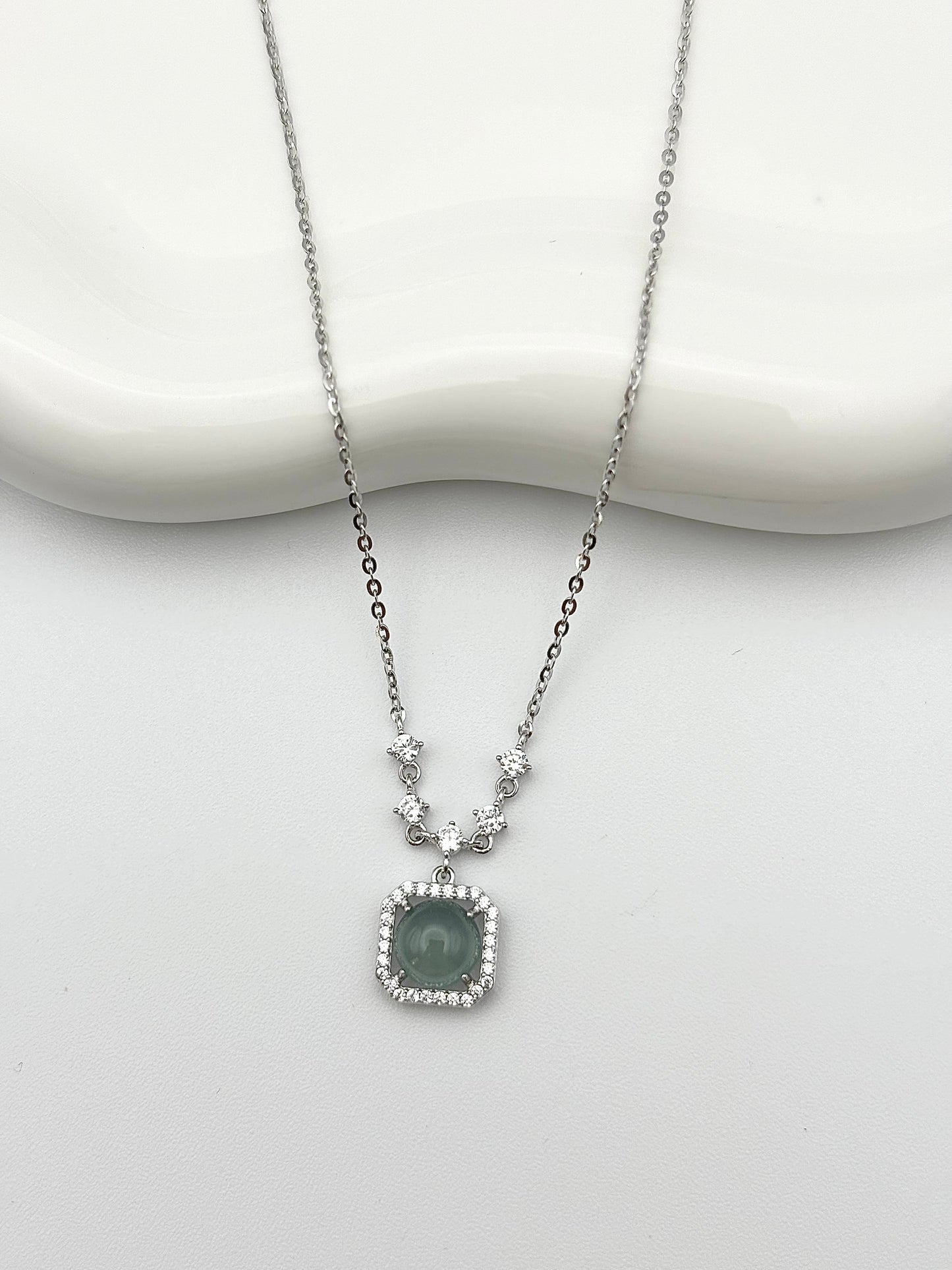 Elegante 925er Silberkette mit Jade- und Zirkonia-Anhänger