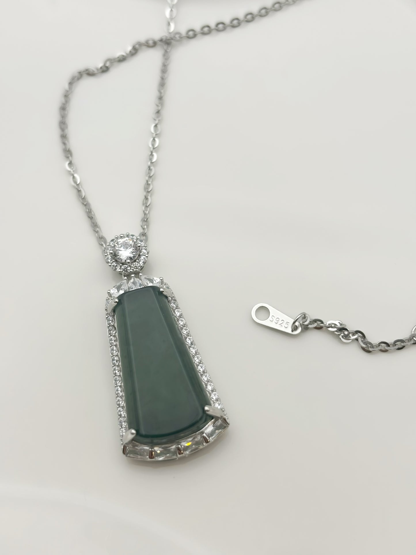 Jade-Anhänger Halskette, 925er Sterlingsilberkette, mit Zirkonia besetz