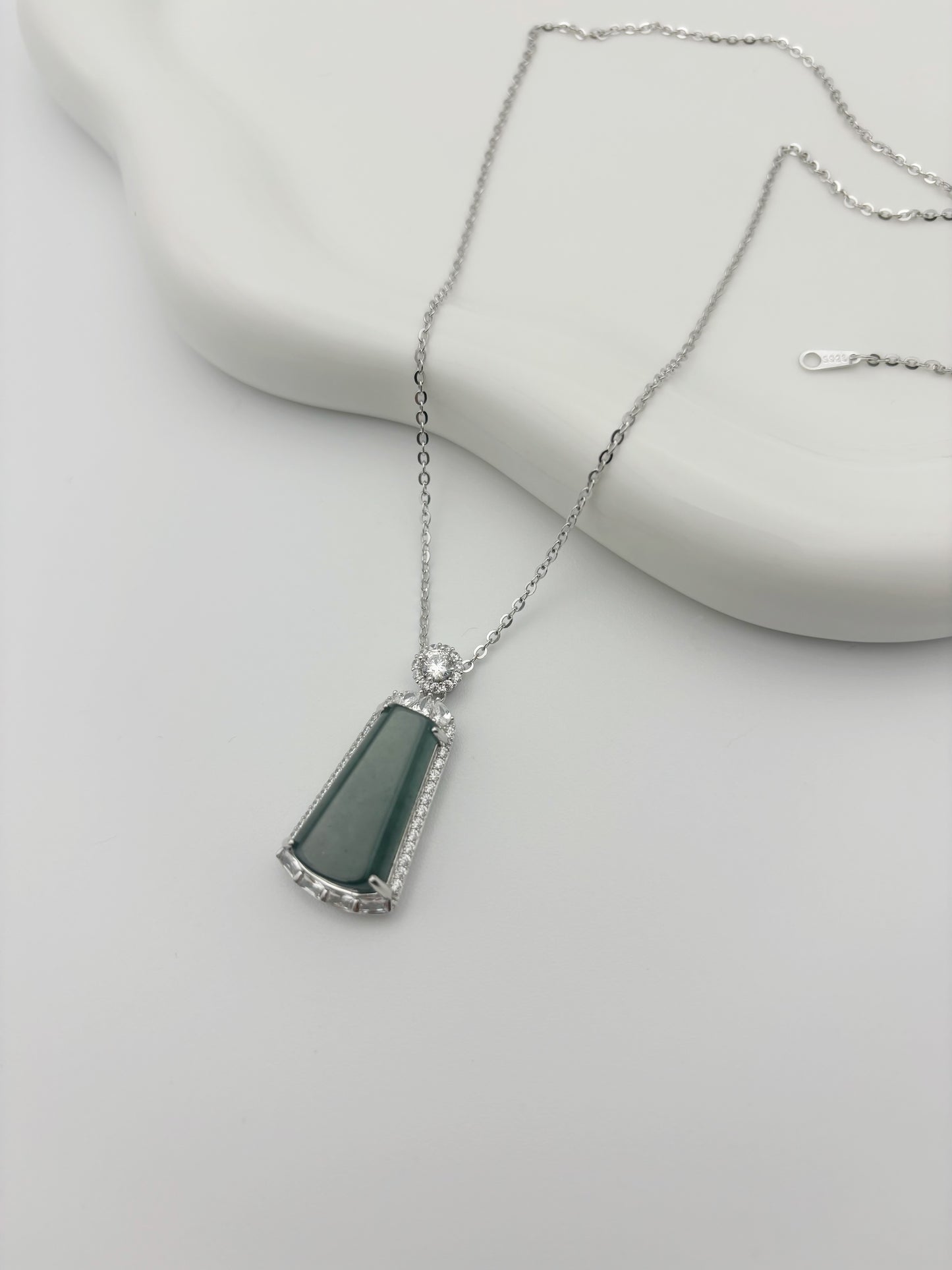 Jade-Anhänger Halskette, 925er Sterlingsilberkette, mit Zirkonia besetz