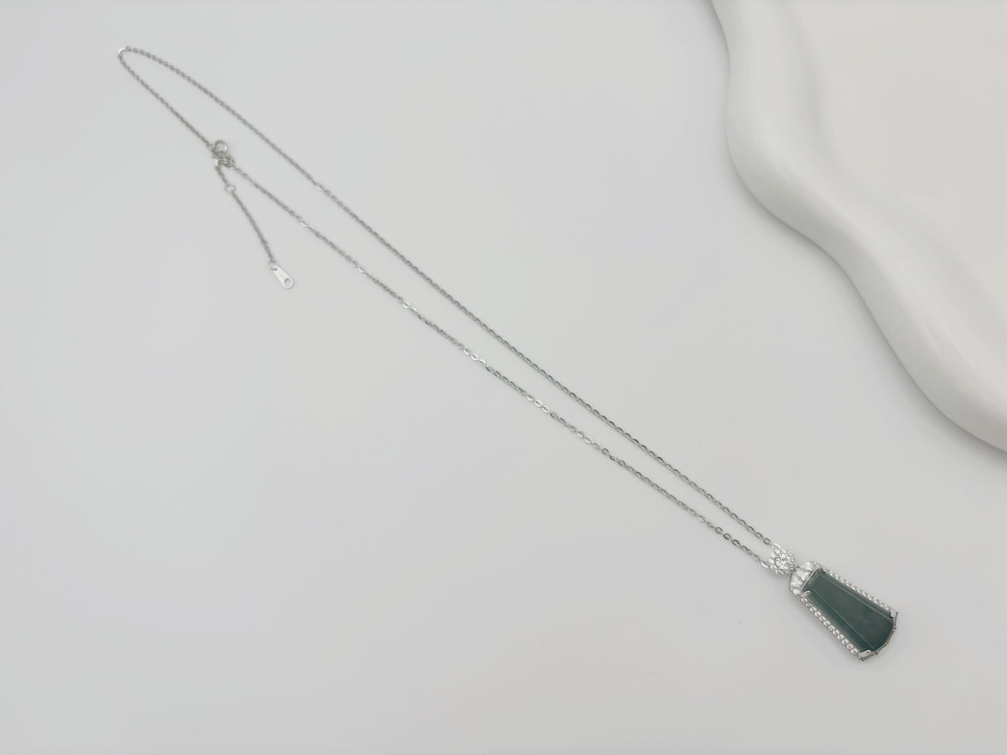 Jade-Anhänger Halskette, 925er Sterlingsilberkette, mit Zirkonia besetz